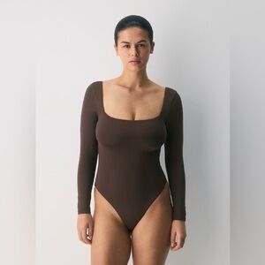 aritzia babaton contour long sleeve square neck brown bodysuit